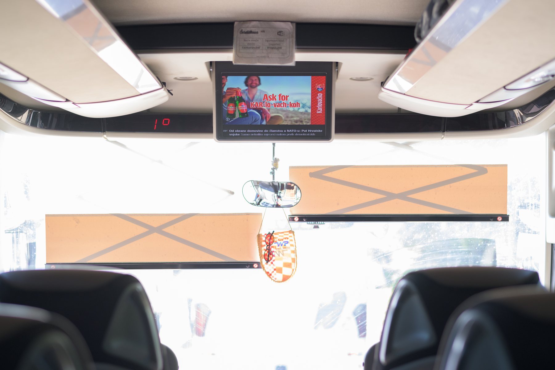 Ekran s oglasom iznad vozačeva mjesta u autobusu
