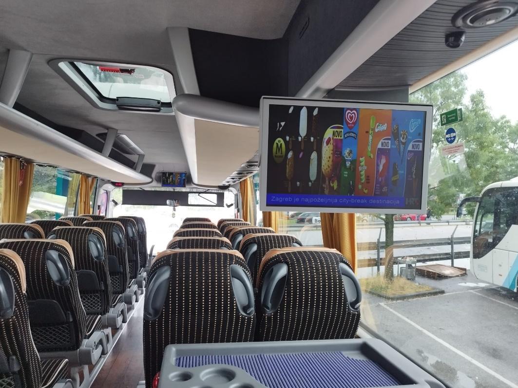 Ekran digital signagea u putničkom prostoru autobusa